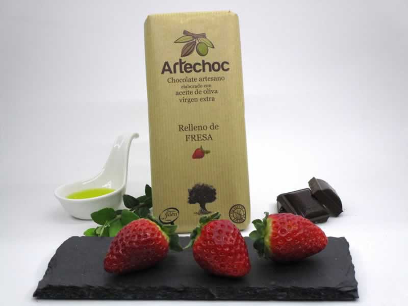Tableta de chocolate negro artesano con aceite de oliva virgen extra relleno de crema de fresa con AOVE 105 g - Artechoc